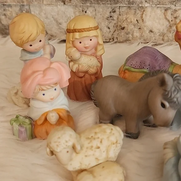 Avon 1986 Heavenly Blessings Children's Nativity Figurine Set 9 - Picture 2 of 8